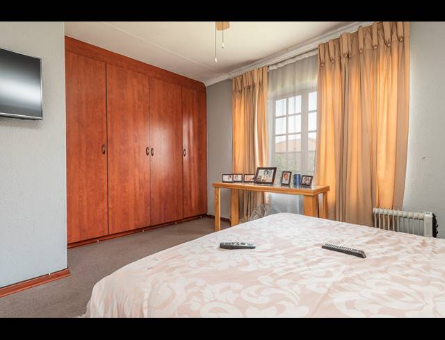 3 BEDROOM CLUSTER TO LET IN NEW MARKET